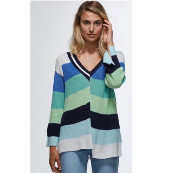 Zaket & Plover Sweaters - Zaket & Plover Asymmetrical Hem V-Neck Sweater Size Small
